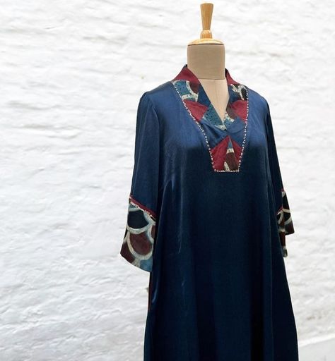 Ajrakh Suit Designs, Ajrakh Kurta Designs, Collar Kurti Design, Cotton Kurties, Cotton Dress Pattern, Stylish Kurtis Design, Simple Kurta Designs, Simple Kurti Designs, Neck Designs For Suits