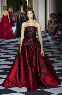 Zuhair Murad Couture Fall 2018 Zuhair Murad Red Dress, Red Runway Fashion, Evil Illustration, Zuhair Murad Couture, Red Runway, Runway Gowns, Runway Fashion Couture, Senior Prom Dresses, Eclectic Fashion