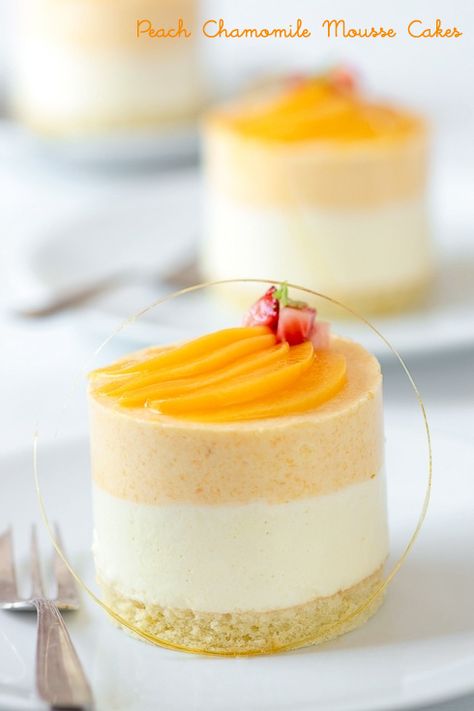 Peach Mousse, Mousse Dolce, Mousse Cakes, Cake Base, Cake Boards, Small Desserts, Mousse Recipes, Round Cake, Fancy Desserts