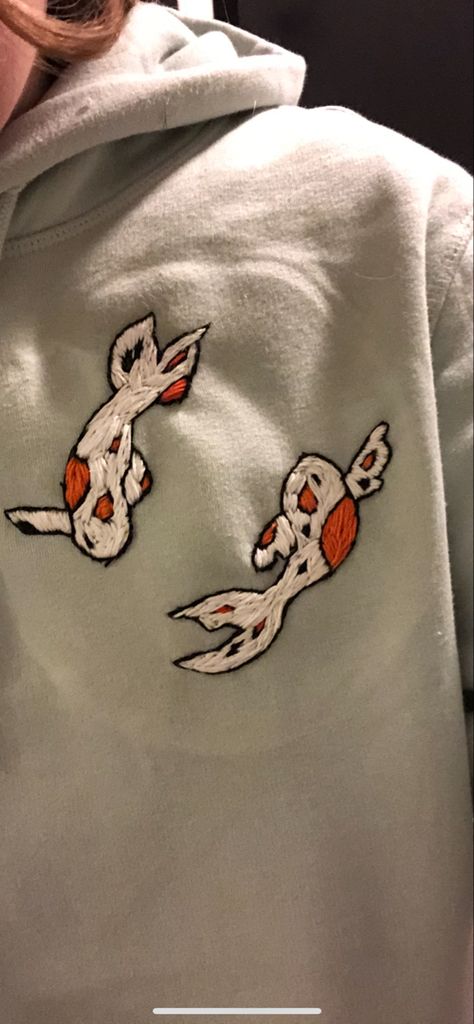 Koi Embroidery, Koi Fish Embroidery, Textiles Ideas, Fish Embroidery, Punk Fashion Diy, Clothing Embroidery, Bracelets Patterns, Diy Friendship Bracelets Patterns, Two Fish