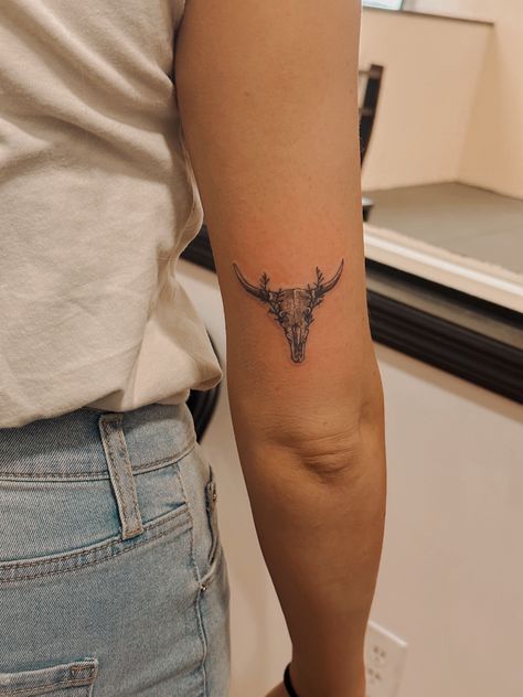 Bull Horns Tattoo Women, Small Longhorn Skull Tattoo, Long Horn Tattoo For Women Simple, Longhorn Head Tattoo, Cow Skull Tattoo Flowers Small, Long Horns Tattoo, Longhorn Tattoo With Flowers, Long Horn Skull Drawing, Bull Horns Tattoo