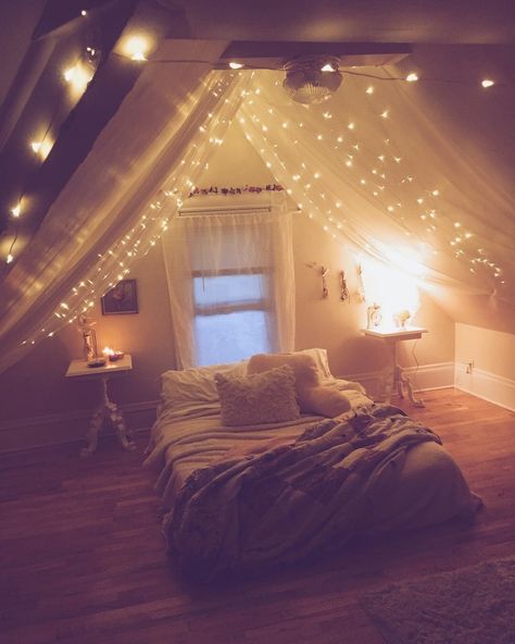 Cool Teen Bedrooms, Teens Bedroom, Bedroom Decor For Couples, Girl Bedroom Designs, Attic Bedroom, Teen Room Decor, Cozy Room Decor, Teen Bedroom Decor, Dreamy Room