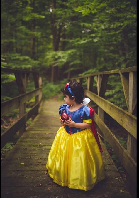 Snow White Photoshoot, Snow White Picture Ideas, Snow White First Birthday Photoshoot, Snow White 1st Birthday Photo Shoot, Snow White Newborn Photography, Snow White Newborn Pictures, Snow White Photos, Princess Photo Shoot, Snow White Birthday Party