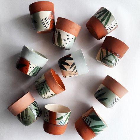 Colorado | Elise-céramique Ceramic Cafe, Plant Pot Design, Painted Ceramics, Plant Pot Diy, Painted Pots Diy, Painted Plant Pots, Tanah Liat, Painted Flower Pots, Diy Pots