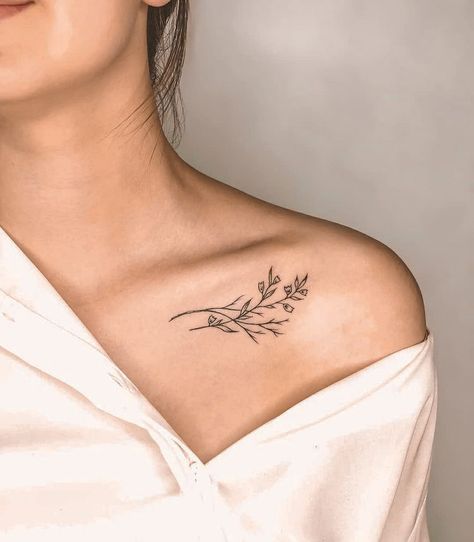 Clavicle Tattoo, Small Shoulder Tattoos, Tato Henna, Scar Tattoo, Bone Tattoos, Shoulder Tattoos For Women, Stylist Tattoos, Collar Bone Tattoo, Collar Bone