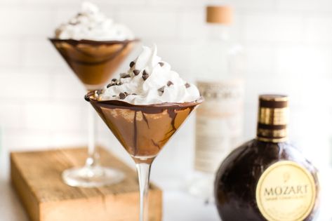 Vegan Chocolate Martini �— The Perfect Dairy Free Cocktail Dairy Free Cocktails, Chocolate Martini Recipe, Easy Mixed Drinks, Vegan Drinks Recipes, Chocolate Cocktails, Vegan Whipped Cream, Chocolate Martini, Liqueurs Recipes, Vegan Dark Chocolate