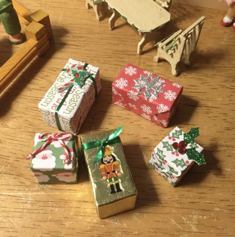 Dollhouse Decorated For Christmas, Miniature Christmas Wrapping Paper, Dollhouse Miniatures Christmas, Dolls House Christmas Decorations, Miniature Holiday Plastic Figures, Christmas Miniatures, Present Wrapping, Mini Christmas, Miniature Gift