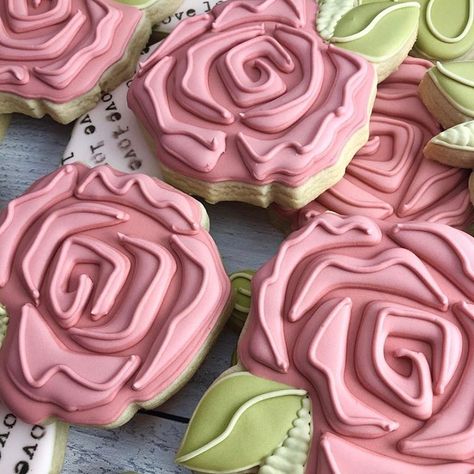 TheCookiery Canada on Instagram: “The most gorgeous pink and puffy roses by Beth @ilovethebatch 😍 Love the dimensions of the design on these, so beautiful! This is the Rose…” Sunflower Cookies, Flower Sugar Cookies, Rose Cookies, Royal Iced Cookies, Sugar Cookie Royal Icing, Spring Cookies, Fancy Cookies, Creative Cookies, Flower Cookies