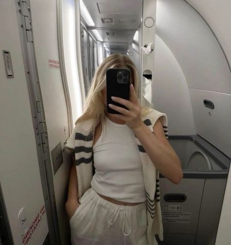 Flight Selfie, Cute Airport Outfit, Flight Outfit, Europe Travel Outfits, Ny Outfits, Airport Fits, Practice Outfits, Expensive Clothes, Travel Outfits