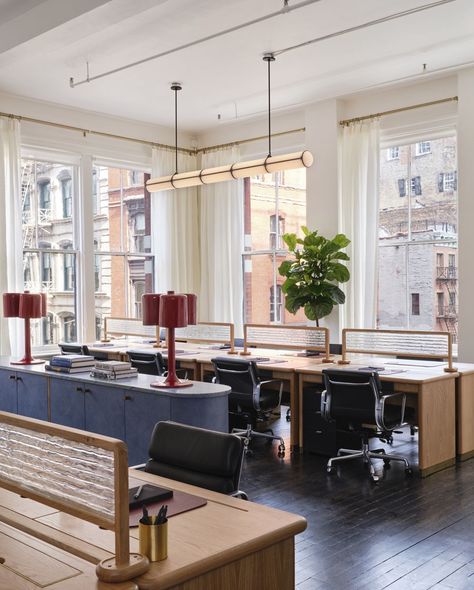 The Malin is a New York Co-Working Space for Design-Minded Members - Metropolis Space Graphic Design, Bureau Open Space, Communal Workspace, Solid Oak Desk, Loft Windows, Workplace Design, Workspace Design, Loft Design, Soho House