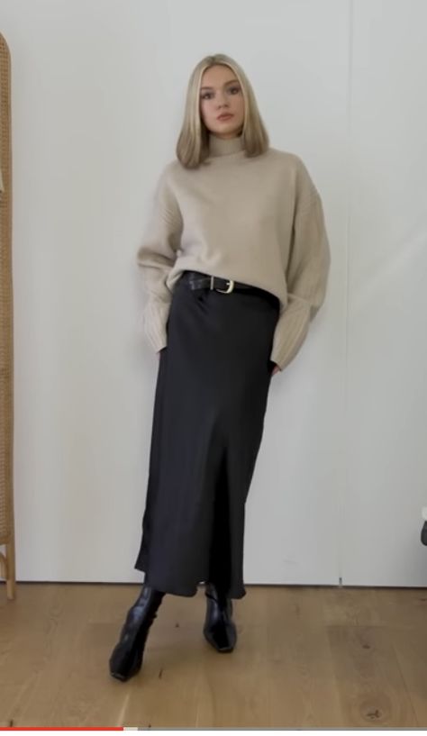 Smart Office Outfits Women, Long Black Skirt Winter Outfit, Maxi Skirt Office Outfit, Autumn Office Outfits Women, Midi Skirt Work Outfit, Smart Casual Skirt, Uniqlo Looks, Office Skirt Outfit, Midi Skirt Outfit Winter