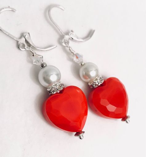 Valentines Day Earrings Diy, Valentines Day Jewelry Diy, Valentine’s Day Earrings, Valentine Earrings Diy, Valentine Jewelry Ideas, Heart Earrings Diy, Holiday Beaded Jewelry, Valentine Designs, Valentines Day Earrings