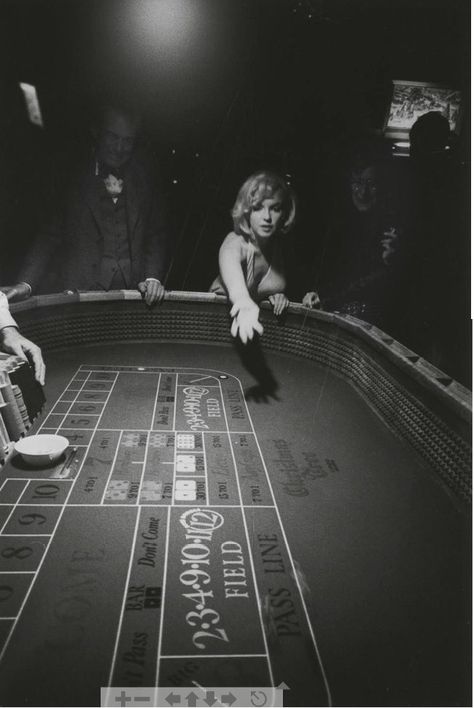 Marilyn at the casino in Reno, Nevada during the filming of "The Misfits", 1960. Photo by Eve Arnold Eve Arnold, Marilyn Monroe Fotos, Old Vegas, Yvonne De Carlo, John Huston, Celebrity Prints, The Misfits, Marilyn Monroe Photos, Craps