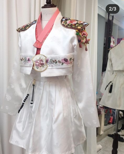 White Hanbok, Hanbok Outfit, Korean Traditional Dress, Bold Dresses, Preformance Outfits, Fashionista Clothes, Fashion Attire, Asian Outfits, Traditional Fashion