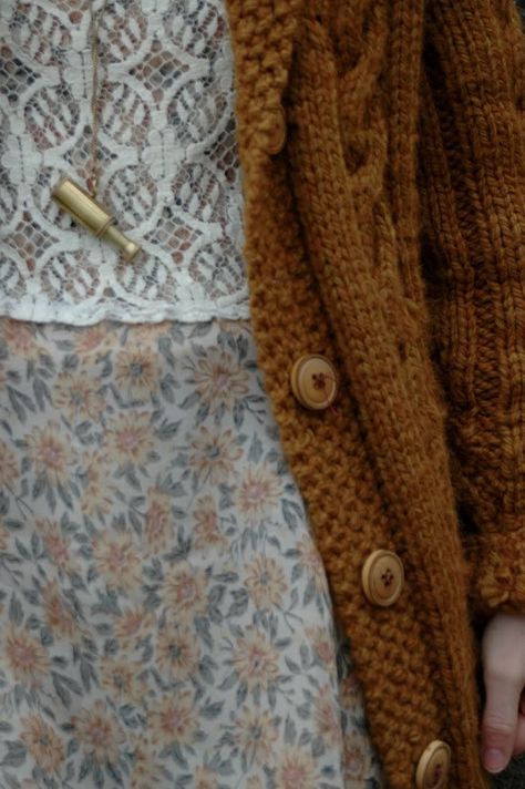 Granny Aesthetic, Emma Decody, Taurus Style, Fall Textures, Vintage Tights, Granny Style, Francoise Hardy, Bates Motel, Lace Vest