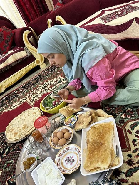 Breakfast in iraq Iraqi Breakfast, Arab Breakfast, Sitting On Floor, Breakfast Ideas, Iraq, Pins, Quick Saves