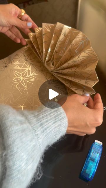 Raanis World on Instagram: "Wrap any clothing item this way!!! Happy Saturday 🫶 #reels #wrapping #reelsinstagram #creative #saturday #enjoy" Raping Gifts Idea, Gift Raping Ideas Birthday For Him, How To Wrap A Vase Gift, How To Wrap A Plant As A Gift, How To Wrap Clothes Without Boxes, Fancy Wrapping Techniques, Paper Bag Gift Wrapping, London Christmas, Birthday For Him