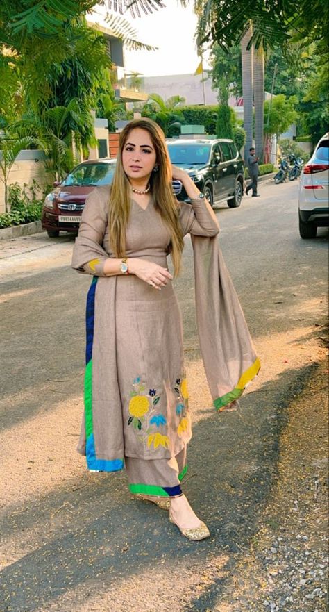 Simple Applique, Style Outfits Summer, Summer Vibes Aesthetic, Simple Suit, Aesthetic Summer Outfits, Designer Aesthetic, Latest Dress Design, Pakistani Dresses Casual, Kurta Neck Design