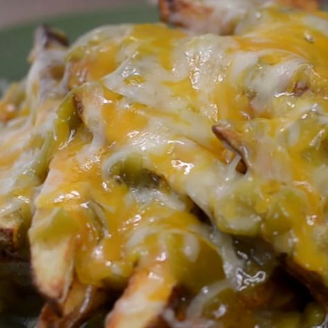 Chili Fries Recipe, Chili Cheese Fries Recipe, Cheese Fries Recipe, Nacho Fries, Green Chile Recipes, Chili Fries, Green Chile Sauce, Cheese Ball Recipe, Mexican Side Dishes