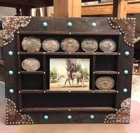 Western Craft Fair Display, Horse Shadow Box Ideas, Western Diy Decor, Ag Projects, Belt Buckle Display, Buckle Display, Cowboy Home Decor, Diy Western, Southwest Furniture