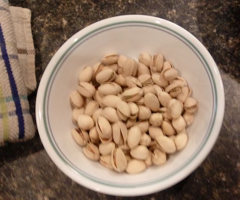 How to shell Pistachios easily Roasted Pistachios In Shell, Pistachio Recipes, Pistachio Shells, Pistachios Nuts, Stuffed Shells Recipe, Kitchen Skills, How To Fold Towels, Main Course Recipes, Stuffed Shells