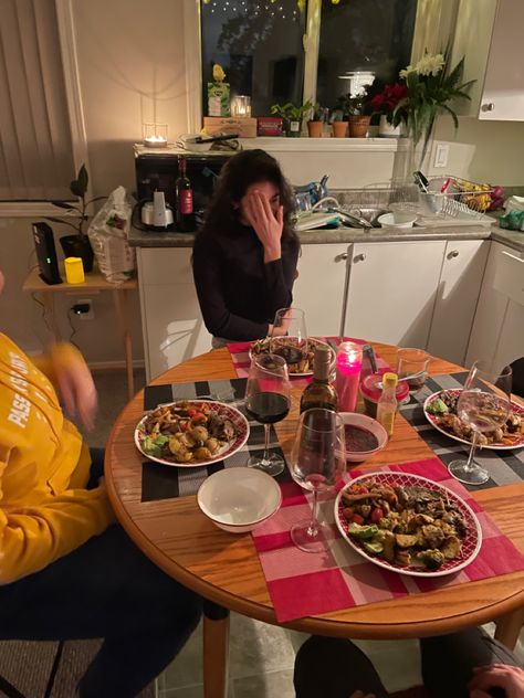 Roommate Dinner Ideas, Messy Dinner Table Aesthetic, Family Dinner Asthetic Picture, Friends Having Dinner Aesthetic, Having Friends Over For Dinner, Dinner Party At Home Aesthetic, Messy Cooking Aesthetic, Family Dinner Aesthetic Night, Solo Dinner Aesthetic