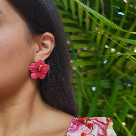 Hibiscus earrings 🌺💕✨️🌴 Now Available in my Etsy shop! Link in bio. #hibiscus #hibiscusearrings #tropicalearrings #vacationaccessories #hawaiianflowers #handmadejewelry Hibiscus Earrings, Tropical Earrings, Vacation Accessories, Hawaiian Flowers, Hibiscus, Link In Bio, Handmade Jewelry, Etsy Shop, Handmade Jewellery