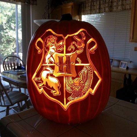 Repunzal Pumpkin Carving, Harry Potter Carving Pumpkin Ideas, Harry Potter Carved Pumpkins, Harry Potter Pumpkin Carving Ideas, Intricate Pumpkin Carving, Hogwarts Pumpkin, Pumpkin Carving Ideas Cute, Harry Potter Pumpkin Carving, Halloween Pumpkins Carvings Designs