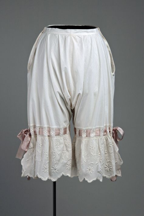 A Stitch in Time ✂️ on Twitter: "Cotton drawers with silk ribbon & embroidery, about 1900 @MuseeMcCordStew #underpinnings #fashionhistory https://t.co/4KDMnIroDc" / Twitter Istoria Modei, 1900s Fashion, Lingerie Vintage, Livingstone, Period Outfit, Frou Frou, Retro Mode, Antique Clothing, Edwardian Fashion