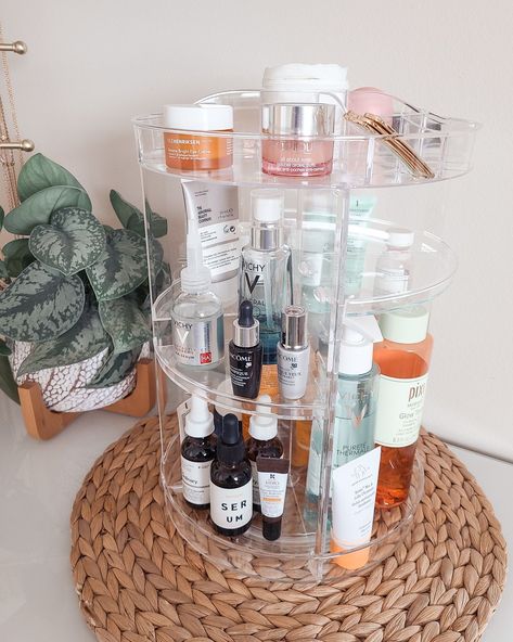 Amazon Finds - Carousel Vanity Organizer // Love this for organizing my skincare products! It's space saving and adjustable, and would be perfect for makeup or perfume too. Bathroom, storage, organization Спонж Beauty Blender, Rangement Makeup, Haut Routine, Makeup Organization Diy, Perfume Organization, Makeup Storage Organization, Acrylic Organizer Makeup, Makeup Organization Vanity, Make Up Organiser