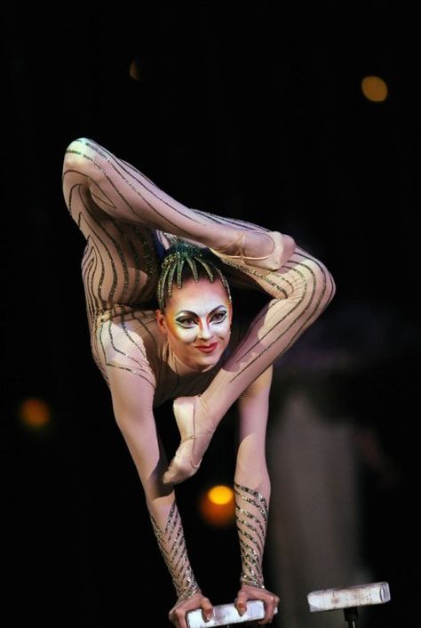 Irina Naumenko performs during the dress rehearsal of Cirque Du Soleil's Varekai show at The Royal Albert Hall in London, on January 3, 2010... Cirque Du Soleil Varekai, Circus Makeup, Pierrot Clown, Circus Aesthetic, Arte Yoga, Day Of Dead, The Royal Albert Hall, Dress Rehearsal, Boris Vallejo