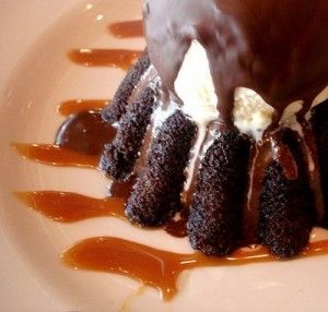 Chocolate Molten Cake, Molten Lava Cakes Recipe, Molten Lava Cake, Chocolate Lava Cake Recipe, Molten Cake, Molten Chocolate Lava Cake, Chocolate Chili, Lava Cake Recipes, Molten Lava Cakes