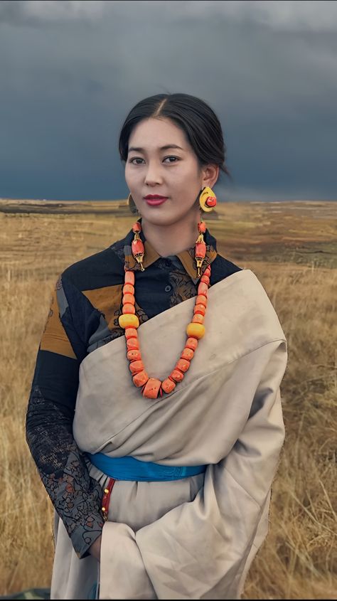 Bhutanese Clothing, Tibetan Fashion, Tibet Culture, Tibetan Dress, Cultural Photography, Tibetan People, Asian Traditional Clothes, Tibetan Culture, Art Photography Portrait