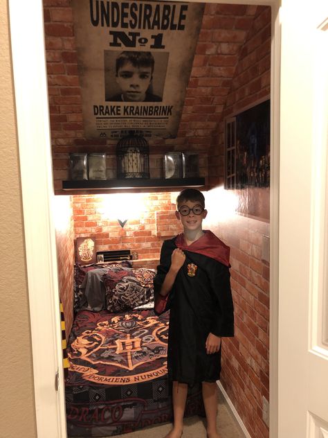 Harry Potter Under Stairs Room, Cupboard Under The Stairs Harry Potter, Harry Potter Basement Ideas, Harry Potter Closet Under The Stairs, Harry Potter Under The Stairs Room, Under The Stairs Reading Nook, Harry Potter Reading Nook, Harry Potter Closet, Hogwarts Room