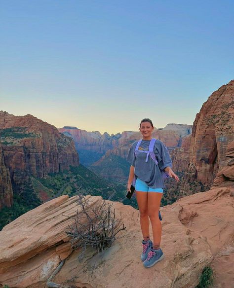 Cute Colorado Outfits Summer, Colorado Outfit Inspo Summer, Moab Hiking Outfit, Utah National Parks Outfits, Zion National Park Outfit Summer, Cute Arizona Outfits, Arizona Hike Outfit, Hiking Outfit Desert, Colorado Springs Outfits Summer