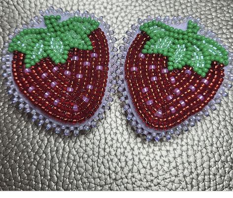 Strawberry Beading Pattern, Beaded Strawberry Pattern, Strawberry Beadwork, Strawberry Beaded Earrings, Beaded Berries, Caribou Tufting, Creative Earrings, Embroidery Earrings, Beautiful Beaded Earring