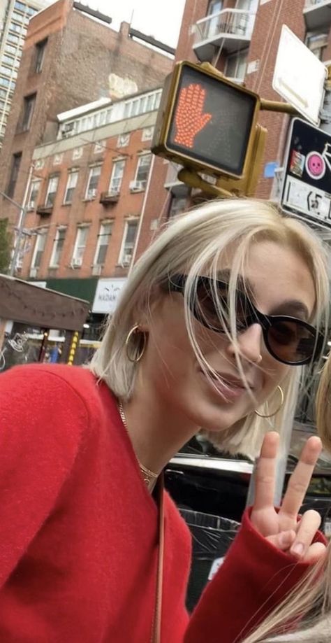 Blonde Emma Chamberlain, Emma Chamberlain Blonde Bob, Emma Chamberlain Bob, Emma Chamberlain Blonde Hair, Emma Chamberlain Blonde, Emma Chamberlain Short Hair, Emma Chamberlain Hair, Forehead Kiss, Invincible Summer