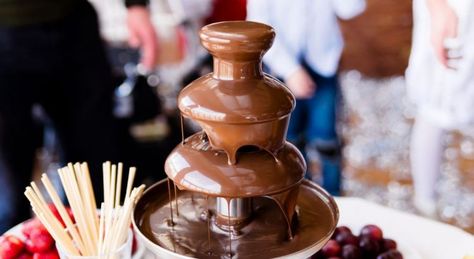 La fontaine de chocolat plait aux grands comme aux petits. Lors des occasions spéciales ou pour les week-ends en famille, toutes les occasions sont bonnes pour s’offrir un petit délice cacaoté. Pour gâter votre entourage, faites votre choix parmi nos sélections d’appareils à chocolat fondu. Chocolate Fountain Bar, Chocolate Fountain Recipes, Chocolate Fondue Fountain, Fondue Fountain, Chocolate Fountain, Chocolate Pictures, Caramel Dip, Fondue Recipes, Drink Bar