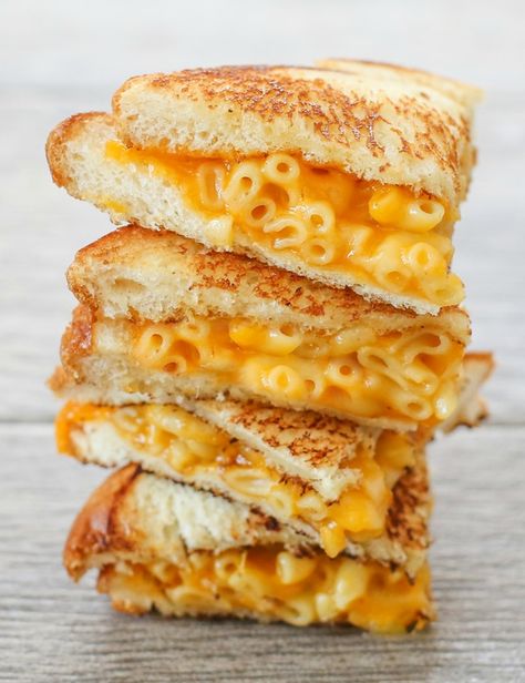 a stack of grilled macaroni and cheese sandwiches Brownies Truffles, Grilled Mac And Cheese, Truffles Chocolate, Cheese Macaroni, Food Korean, Food Carts, Grilled Cheese Sandwiches, Grilled Cheese Recipes, Filling Food