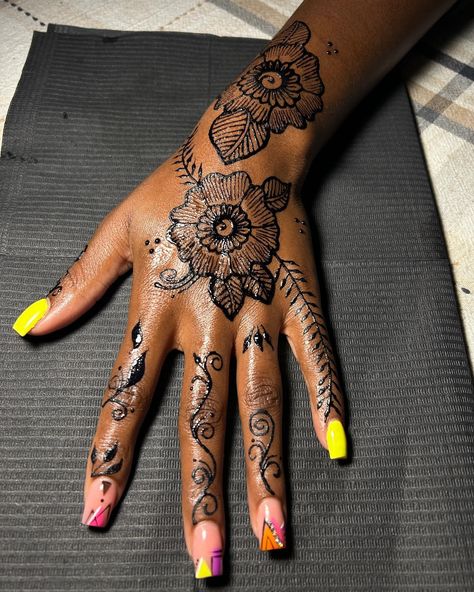 Love floral henna 💖 book me for your henna 🥰 . . . If viewing follow ➡️|| @thehennatrap to view more 🥰 Don’t forget about our henna back 2 school sale ! 📚💖 📍Lakeland Fl . . . #fyp#explorepage #henna #hennadesign #tampahennaartist #polkhenna #thehennatrap #hennaartist #hennatattoo #hennainspo Blue Henna Designs, Blue Henna, Henna Designs Dark Skin, Henna Tattoo Dark Skin, Red Henna Designs On Dark Skin, Sudanese Henna Designs Hands, Sudanese Henna Designs, Henna Tutorial, Red Henna