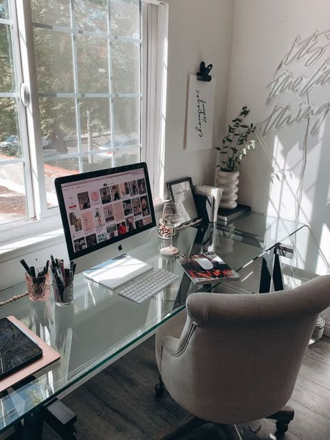 Home Office Aesthetic Vintage, Office Aesthetic Home, Small Business Office Aesthetic, Enterier Ideas, Office Room Aesthetic, Office Aesthetic Business, Office Finds, Workspace Aesthetic, Office Goals