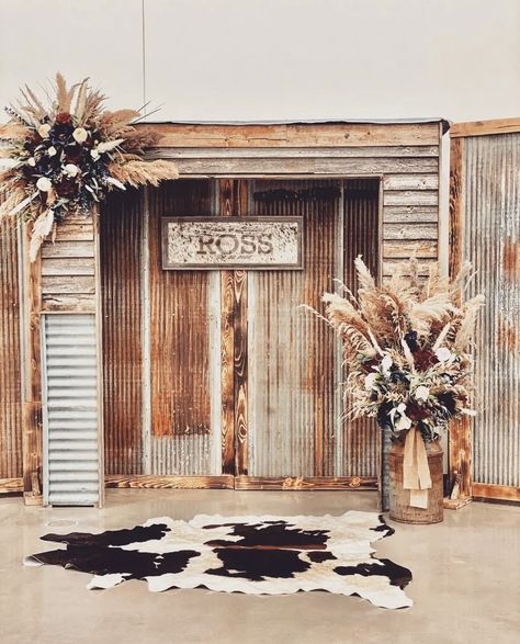 Cowhide Photo Backdrop, Tin Wedding Backdrop, Country Photo Booth, Tin Backdrop Wedding, Western Indoor Wedding, Western Photo Backdrop Ideas, Western Wedding Photo Backdrop, Country Photo Backdrop, Barn Door Wedding Backdrop