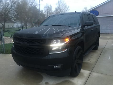 Chevy Tahoe Chevy Tahoe Aesthetic, Suburban Car Aesthetic, Lifted Chevy Tahoe, Black Tahoe, Low Trucks, Mom Car, Car Goals, Car Chevrolet, Carson City