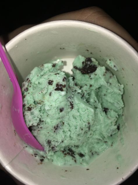 Best Ice Cream Flavors, Mint Chocolate Ice Cream, I Want Food, Colorful Ice Cream, Mint Chocolate Chip Ice Cream, Mint Ice Cream, Yummy Ice Cream, Choco Chips, Baskin Robbins