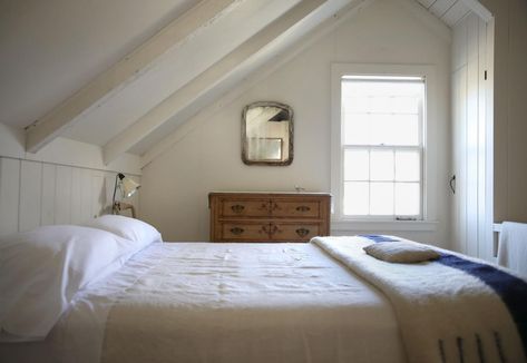 Summer bedroom with Sferra sheets. Diy Farmhouse Bedroom, Cape Cod Cottage, Farmhouse Style Bedrooms, Hm Home, Cape Cod House, Casa Vintage, Attic Bedroom, Beach Cottage Style, Up House