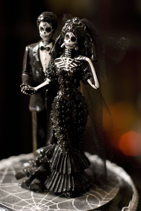 Goth Wedding Cake, Skull Wedding Cakes, Horror Wedding, Gothic Wedding Cake, Gothic Cake, Halloween Wedding Cakes, Gothic Wedding Theme, Dark Wedding Theme, Halloween Cake Topper