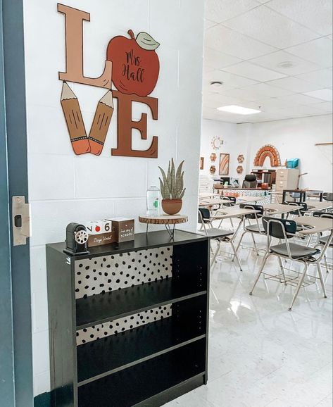 Diy Teacher Decor Classroom Ideas, Cute High School Classroom, Homework Board Classroom, Teacher Classroom Aesthetic, How To Decorate Classroom, Teacher Desk Area Classroom Setup, Entryway Nook, Teacher Desk Areas, Classroom Vibes