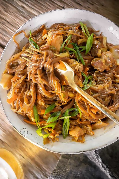 Stir fried noodles covered in a sauce bursting with umami, this keto chow mein will become Friday night’s main attraction! #ketochowmein #lowcarbchowmein Edamame Noodles, Keto Chinese Food, Shrimp Chow Mein, Stir Fried Noodles, Keto Stir Fry, Keto Chow, Low Carb Noodles, Chow Mein Recipe, Chicken Chow Mein