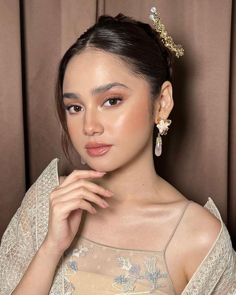 Soft Simple Makeup Look, Graduation Simple Makeup Look, Light Makeup For Graduation Pictorial, Fresh Make Up Look For Morena, Peach Make Up Look, Natural Makeup For Graduation Pictures, Makeup For Debut, Make Up Looks For Graduation, Debut Makeup Ideas