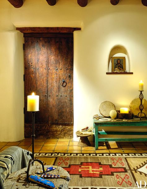 “After seeing her house and shop in Santa Fe, I asked Nathalie Kent to help me with the interiors,” says Kilmer. “I liked the way she balanced fun and soul.” A Navajo rug and Pueblo hand drums highlight the entrance hall. In the foreground are circa 1880 Cheyenne and Sioux knife cases. Santa Fe Style Decor, Hacienda Furniture, Santa Fe Interiors, Southwest Interior, Santa Fe Decor, Plastered Walls, Spanish Style Bathrooms, Spanish Home Decor, Santa Fe Home